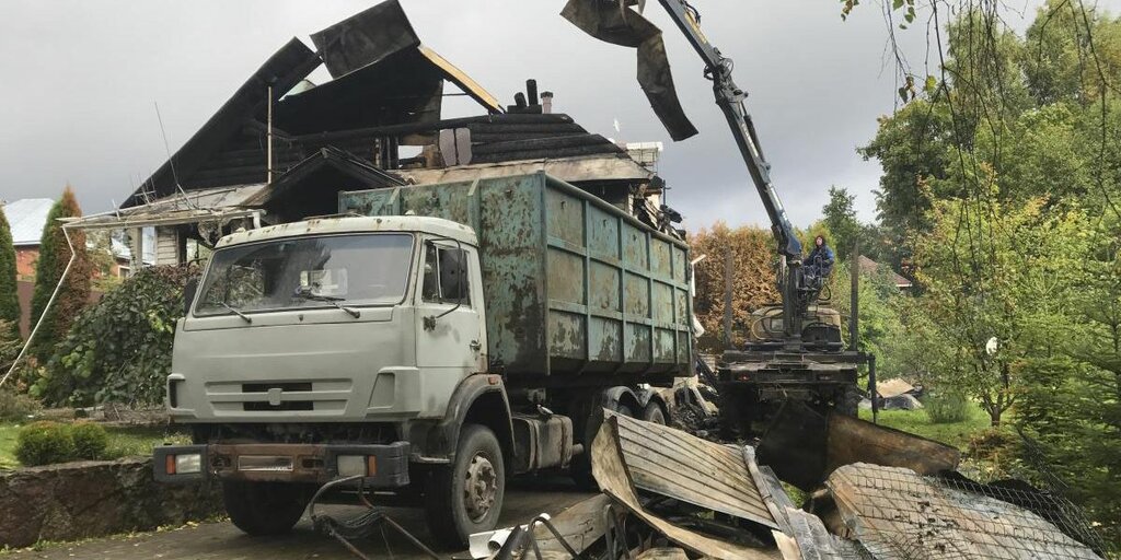 Вывоз мусора после пожара с утилизацией в Донецке в октябре