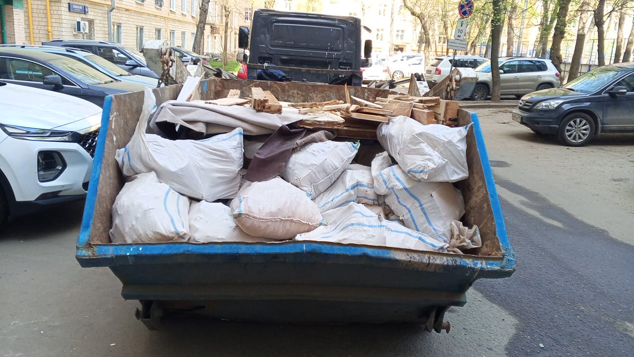 Вывоз мусора из магазина в Донецке в октябре