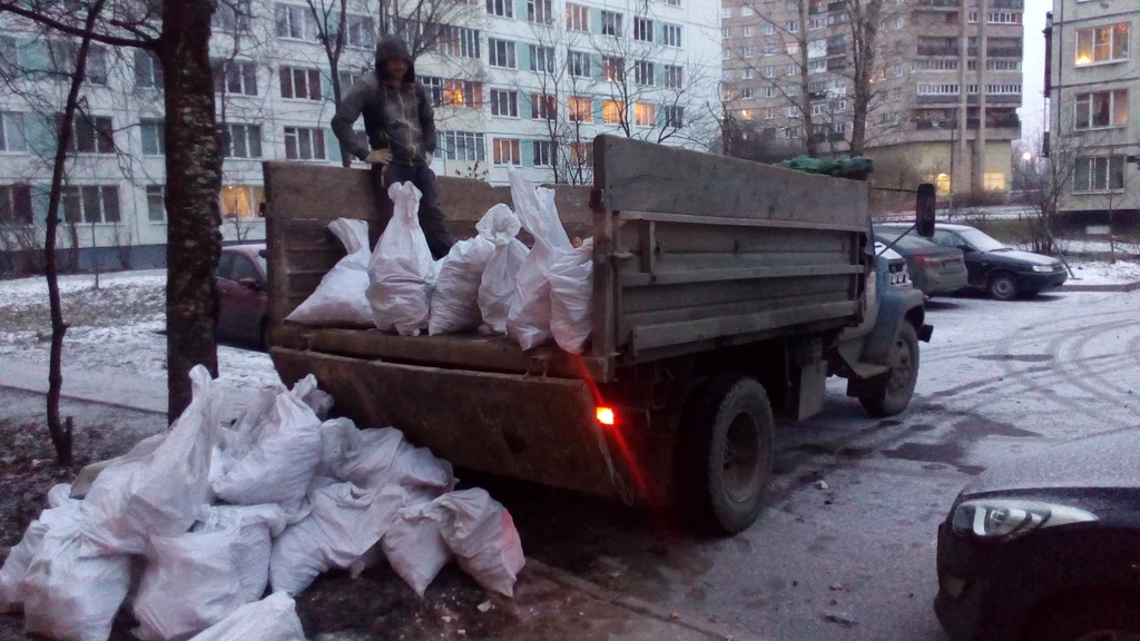 Вывоз мусора в мешках в Донецке в октябре