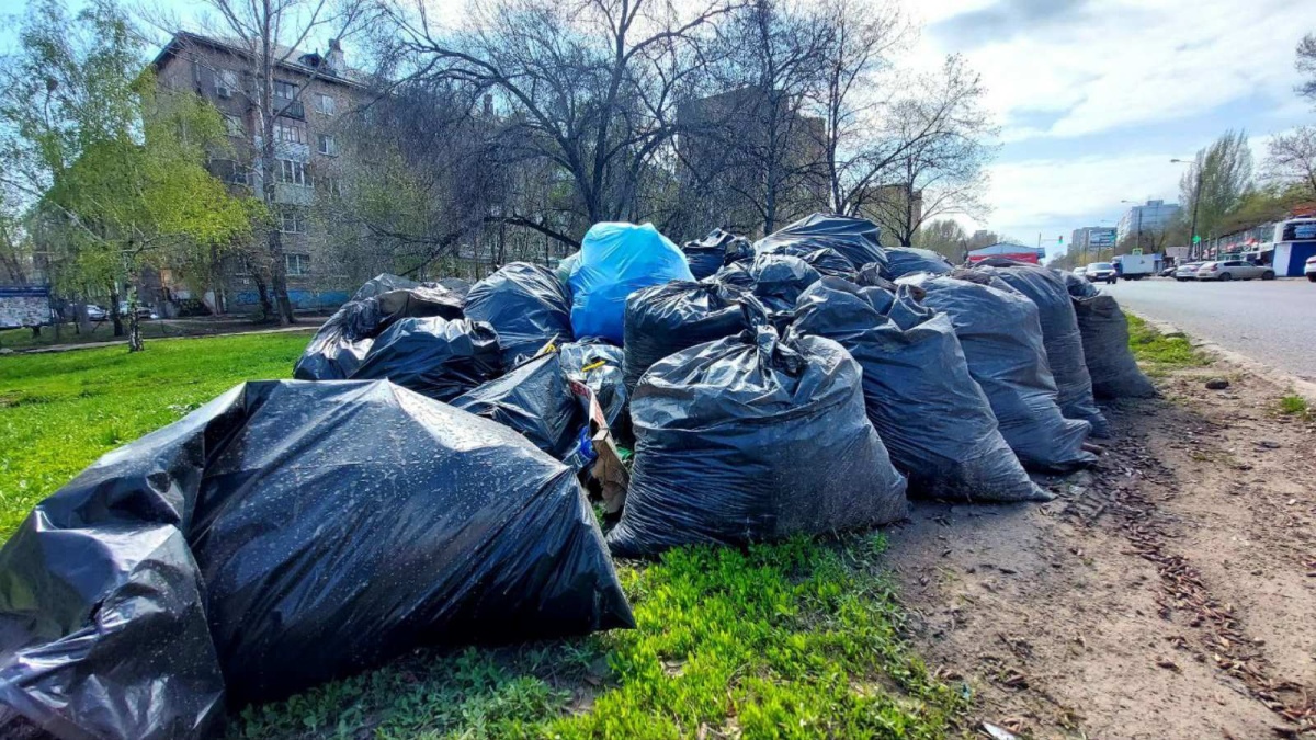 Вывоз и утилизация мусора после субботника в Донецке в октябре