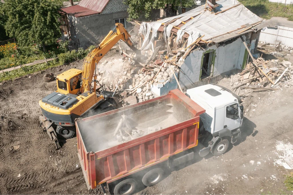 Вывоз мусора после сноса зданий с выездом в Донецке в октябре