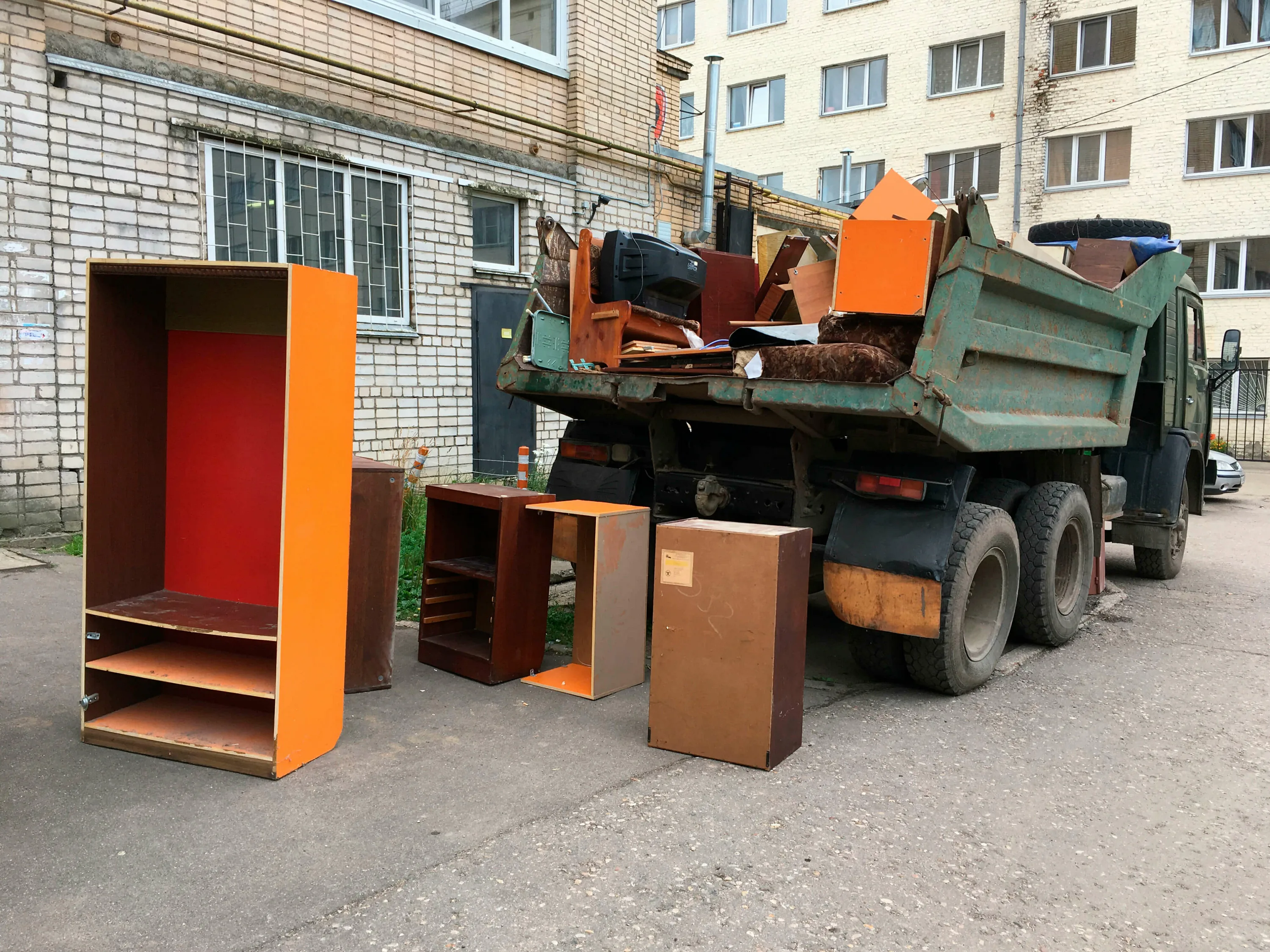 Утилизация старой мебели с вывозом и разбором в Донецке в октябре