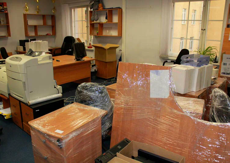 Вывоз старой офисной мебели в Донецке в октябре