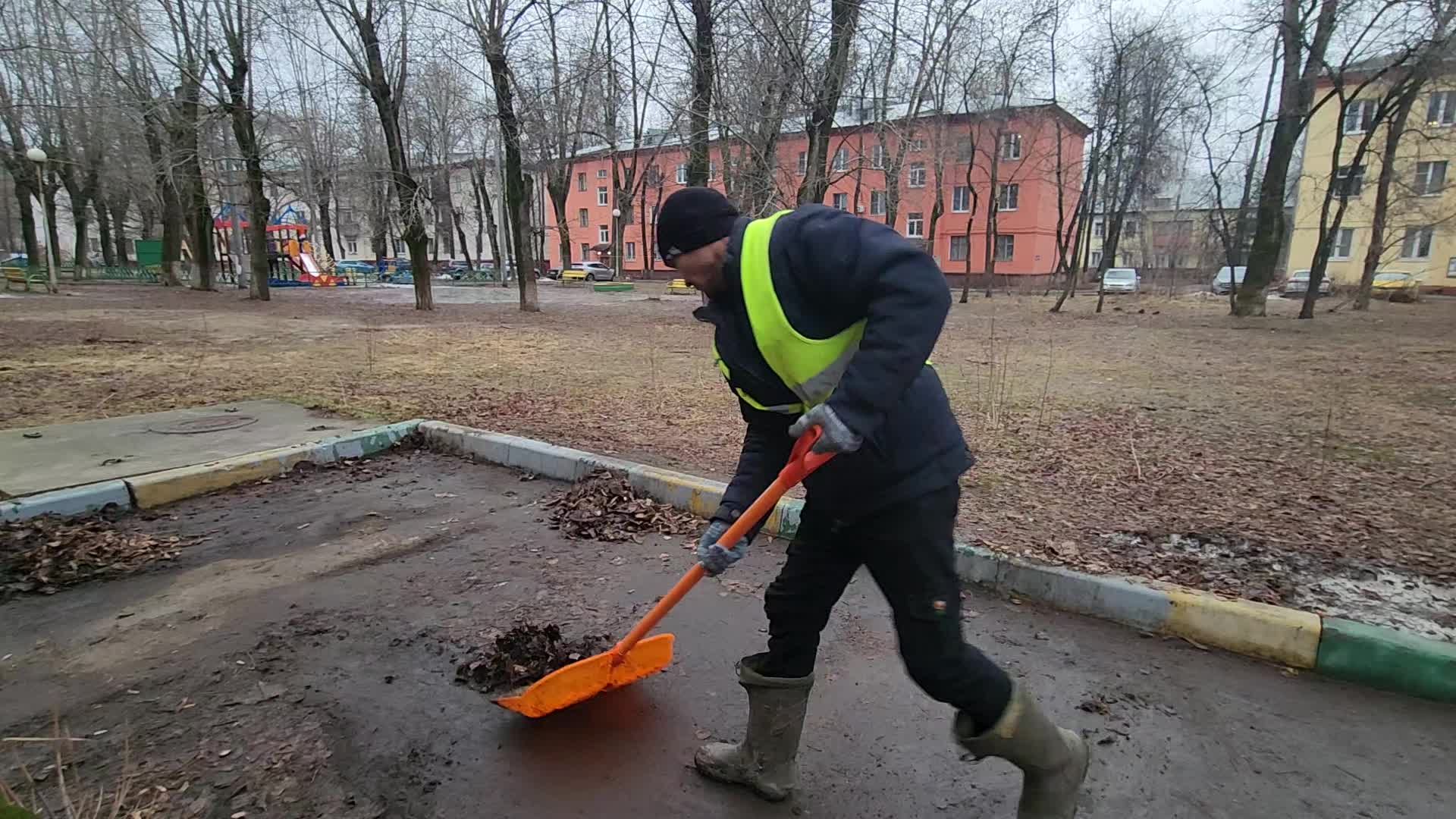 Уборка территорий в Донецке в октябре