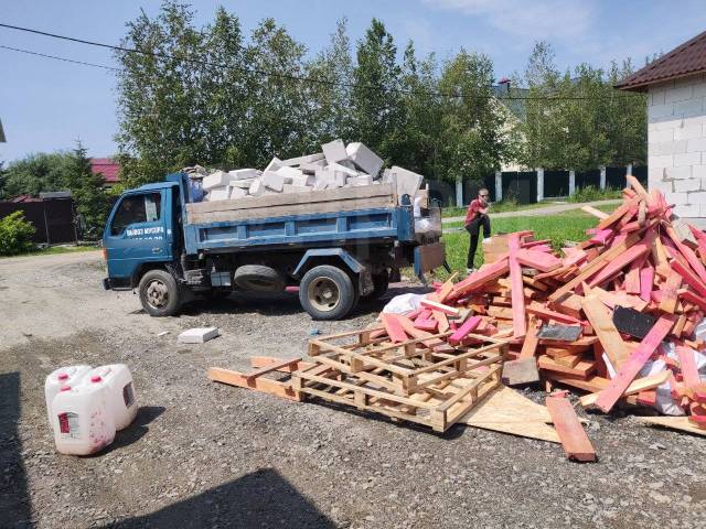 Вывоз мусора с чердака в Донецке в октябре