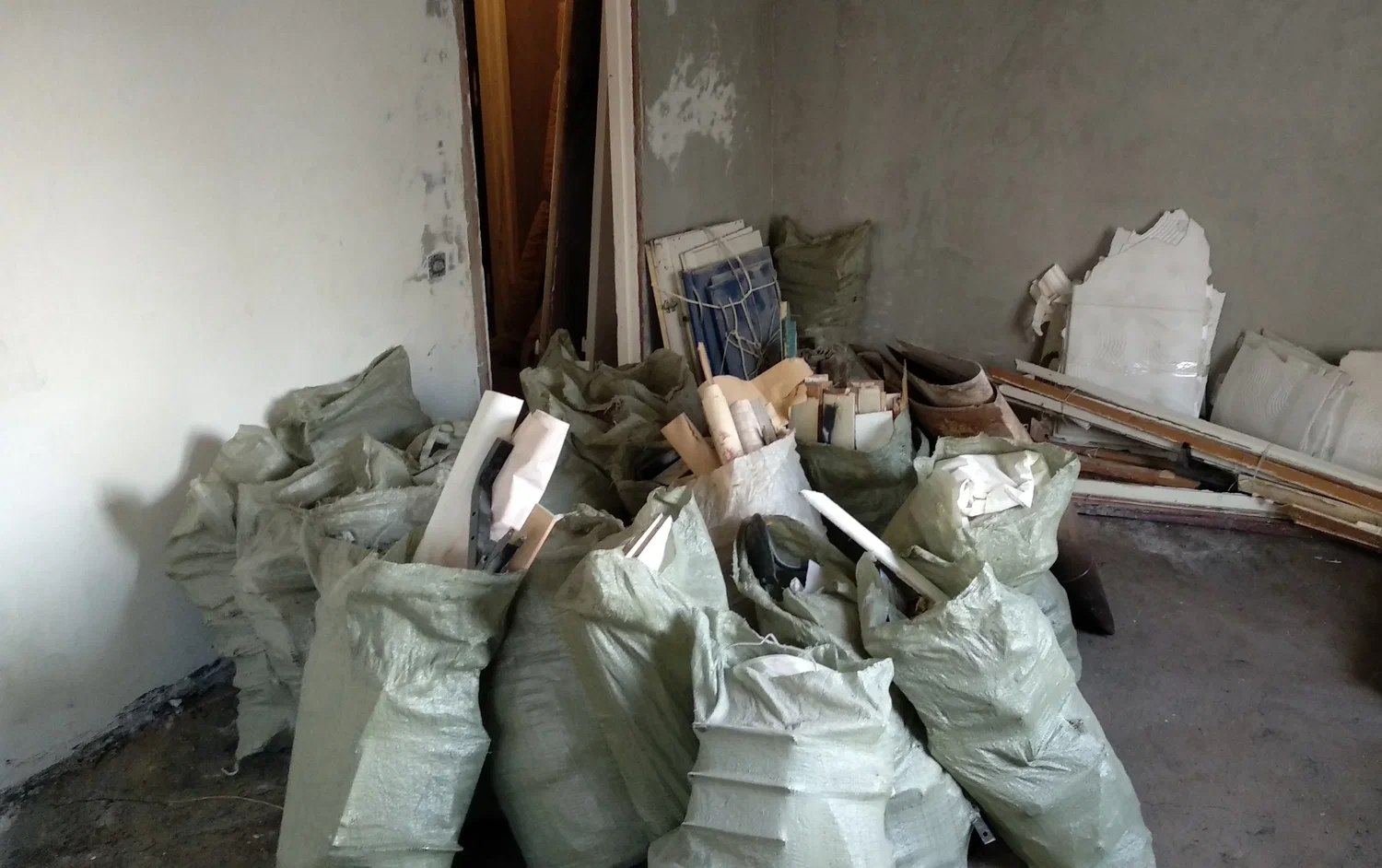 Уборка строительного мусора с вывозом и утилизацией в Донецке в октябре