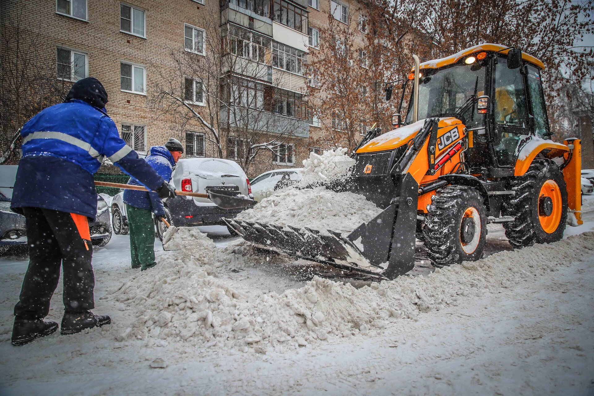 Очистка дворов от снега и наледи в Донецке — уборка снега, трактор и ручная, цены от 547 руб. | ПроМусор