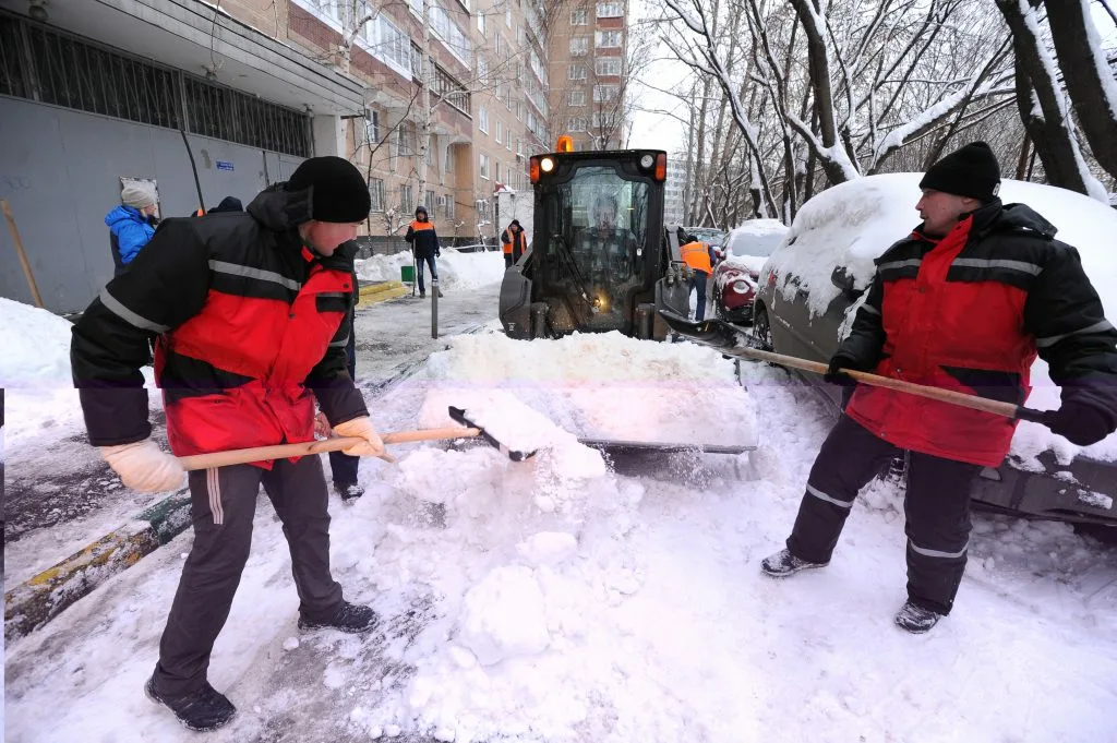 Очистка дворов от снега с гарантией результата в Донецке в октябре