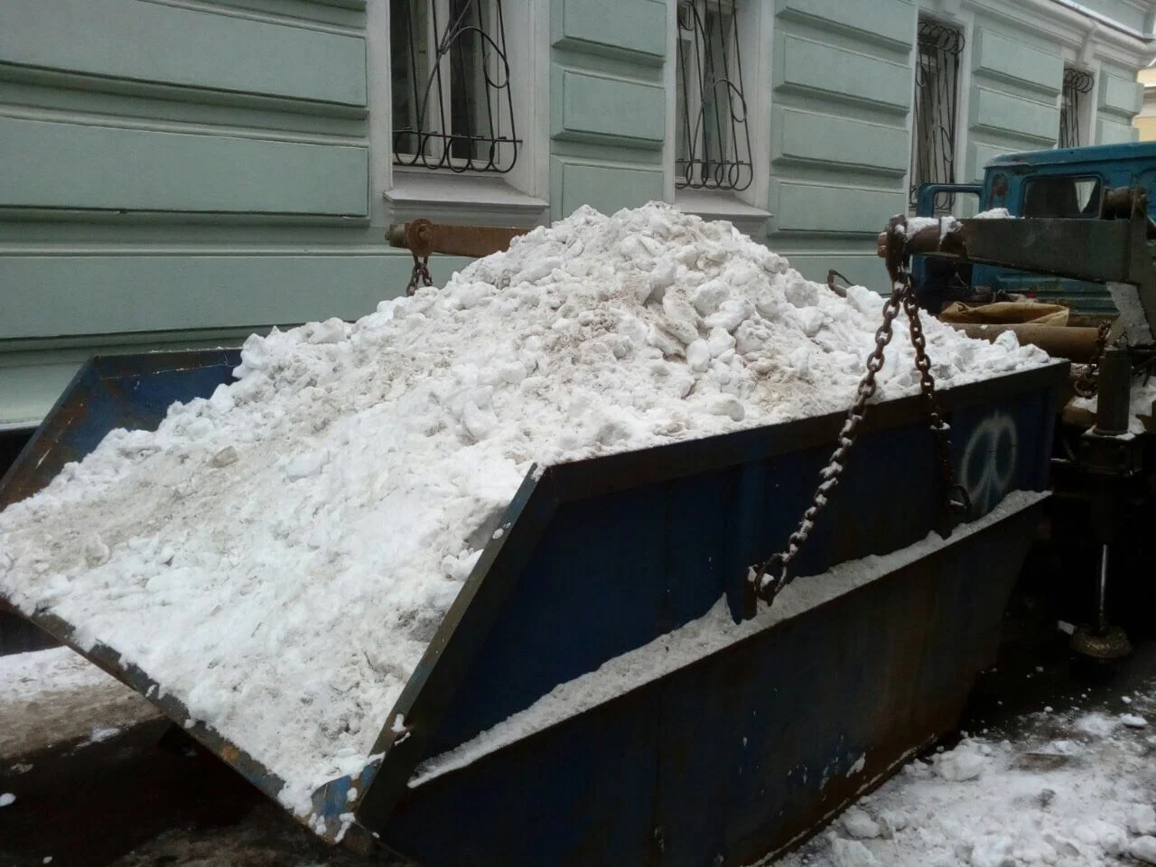 Вывоз снега контейнерами в Донецке в октябре