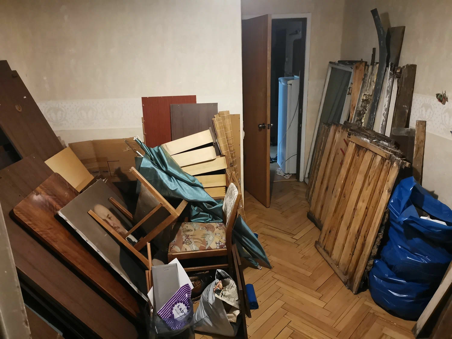 Демонтаж мебели с вывозом и утилизацией в Донецке в октябре